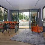 Houseboat Leni, Botel
