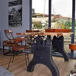 Houseboat Leni, Botel