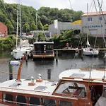 Botel Houseboat Leni, *
