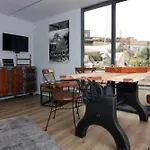 Botel Houseboat Leni,