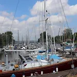 Houseboat Leni, Botel *
