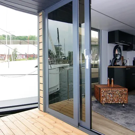 Botel Houseboat Leni