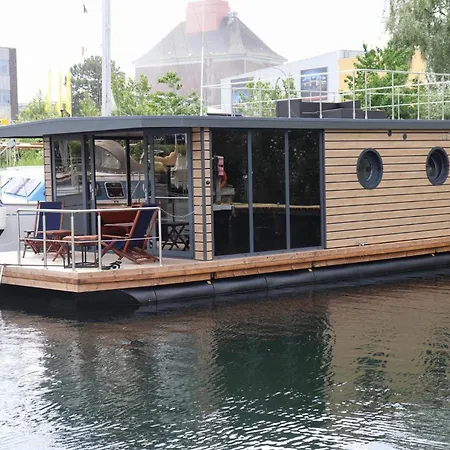 Botel Houseboat Leni