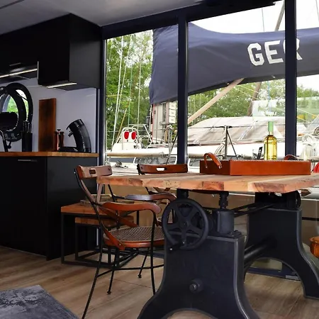 Botel Houseboat Leni