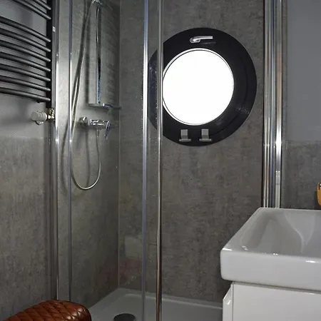 Botel Houseboat Leni *