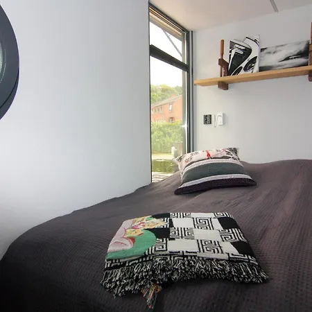 Houseboat Leni 船屋 *