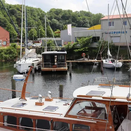 Botel Houseboat Leni *