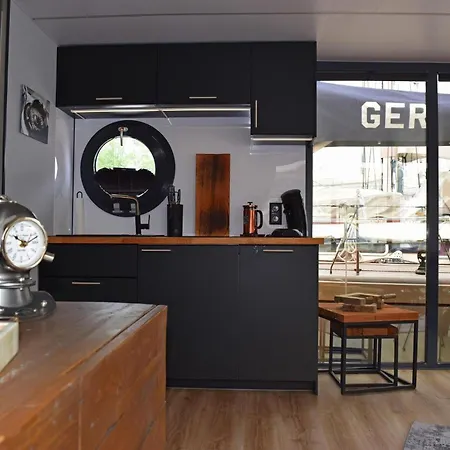 Houseboat Leni 船屋 弗伦斯堡