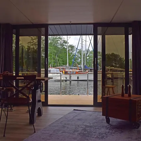 ספינת מלון Houseboat Leni,