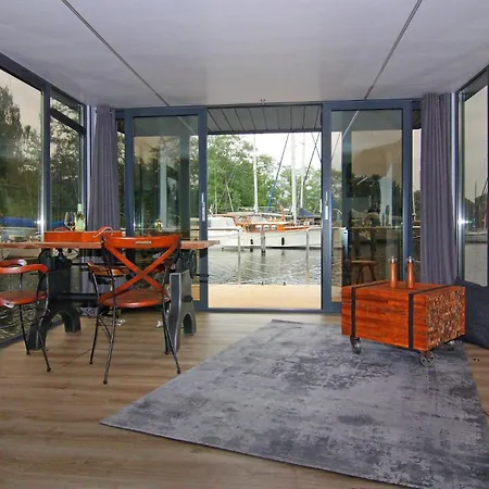 Houseboat Leni, ספינת מלון