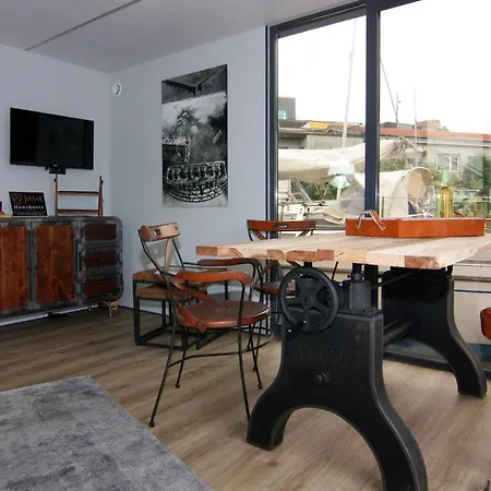 ספינת מלון Houseboat Leni,