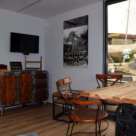Houseboat Leni,