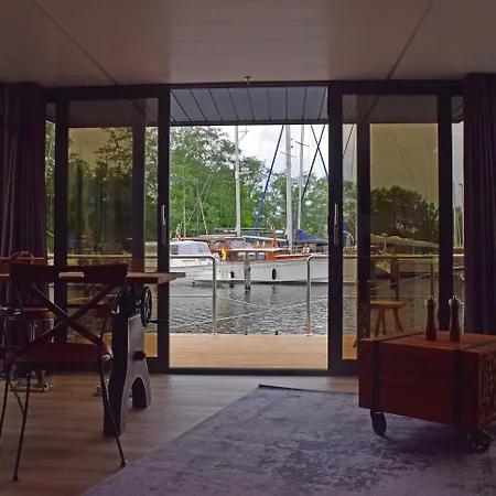 Houseboat Leni, Flensburg بوتيل فلنسبورغ