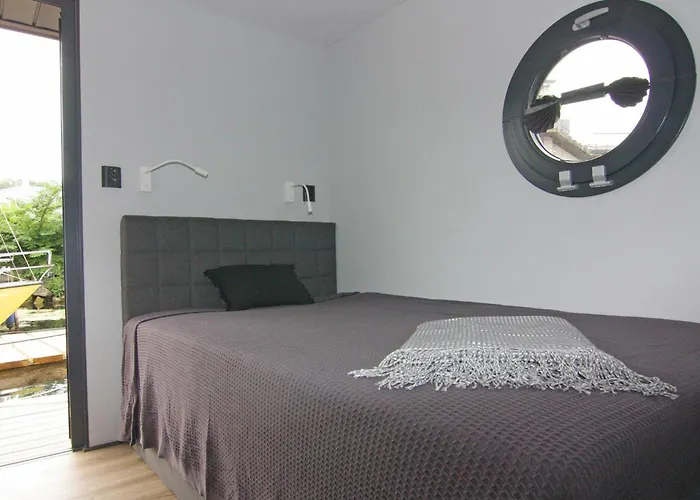 Houseboat Leni, * فلنسبورغ