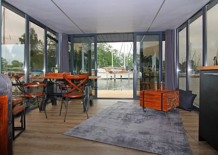 Houseboat Leni, بوتيل