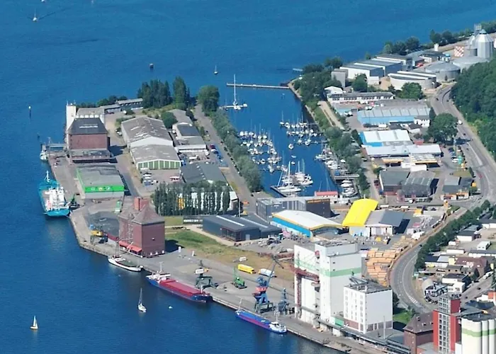Houseboat Leni, Botel