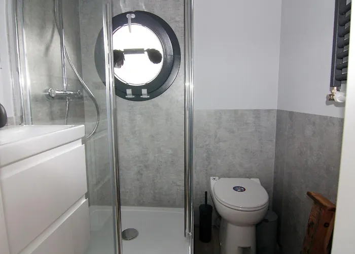 Botel Houseboat Leni, *