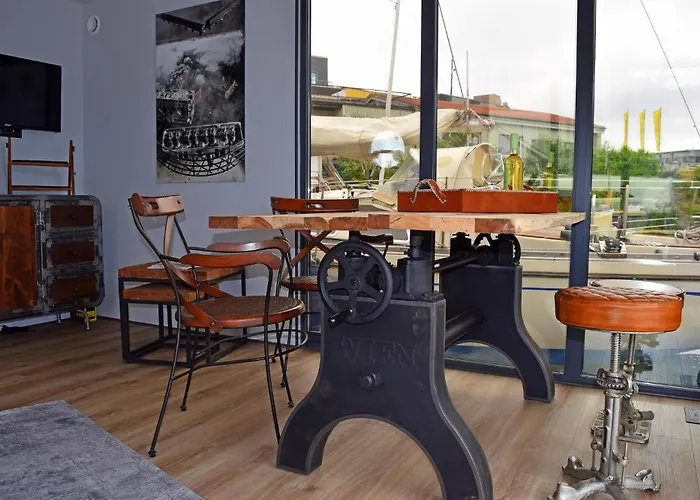 Houseboat Leni, بوتيل