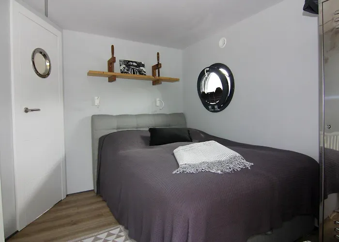 بوتيل Houseboat Leni,