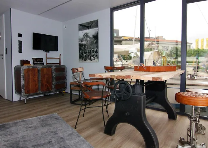 Botel Houseboat Leni,