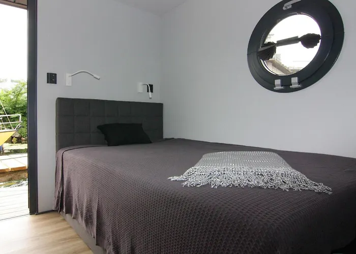 Houseboat Leni, فلنسبورغ