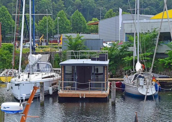 Botel Houseboat Leni, *